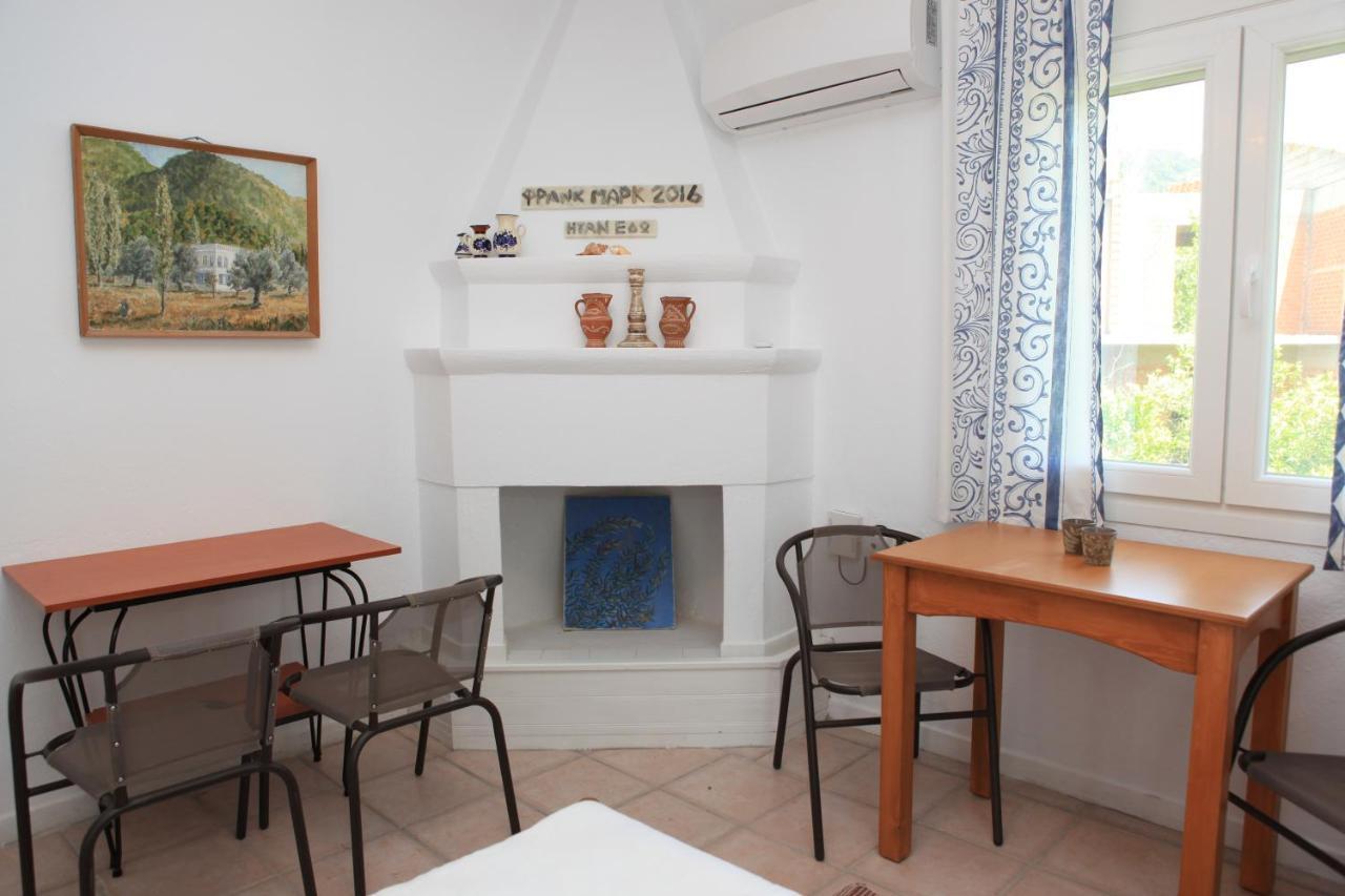O Pyrgos Accommodations Panormos  Екстериор снимка